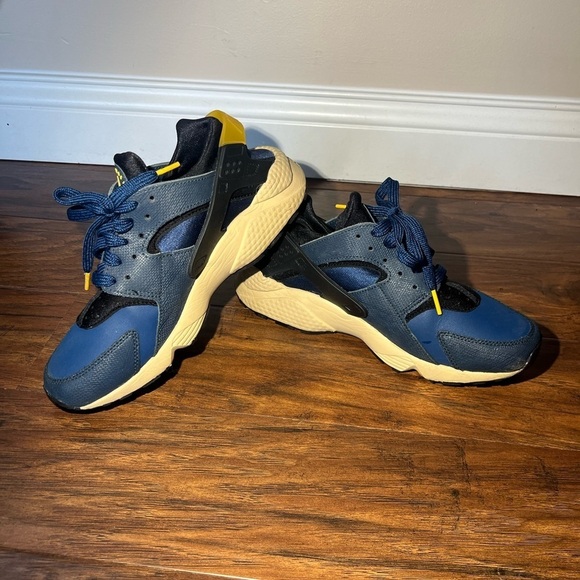 Nike Air Hurache Premium Armory Navy & University Gold Sneakers-Size 7.5 main image 8